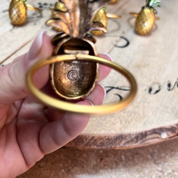 Vintage golden pineapple napkin rings set of 7 napkin holders - Picture 4 of 7